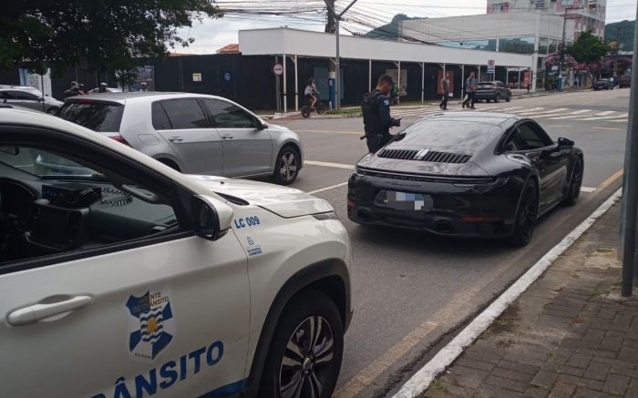 Abordagem aconteceu na 3ª avenida (Foto: BC Trânsito)
