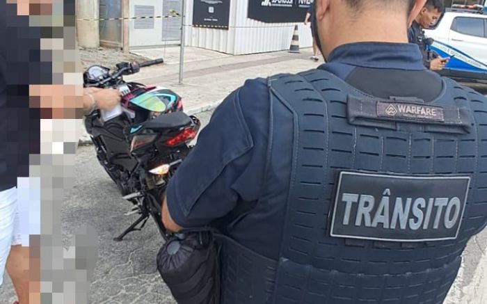 Ele bateu o carro em uma placa de sinalização (Foto: Divulgação/AutarquiaBC)