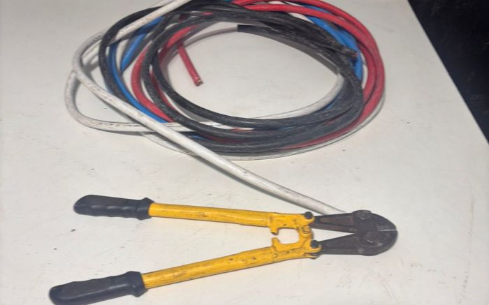 Alicates e fios foram apreendidos pela Polícia Militar (Foto: PMSC)