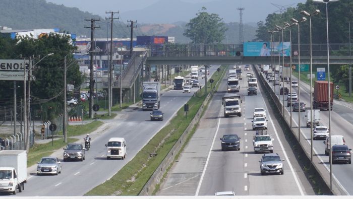 Sexta-feira amanhece com tranqueira na BR 101 no sentido sul de Itajaí