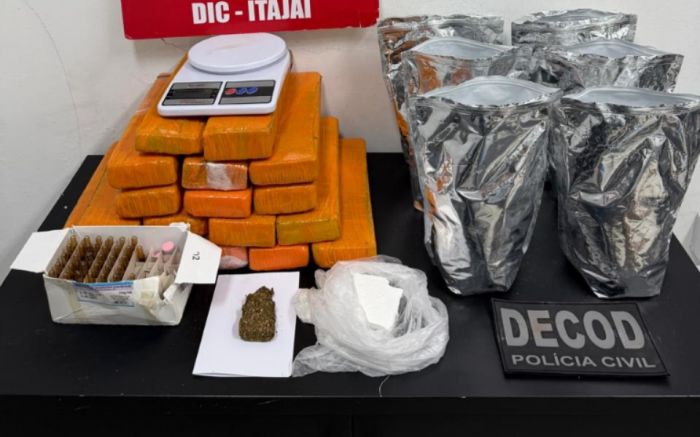 Drogas e equipamentos apreendidos pela Polícia Civil (Foto: Divulgação PCSC)