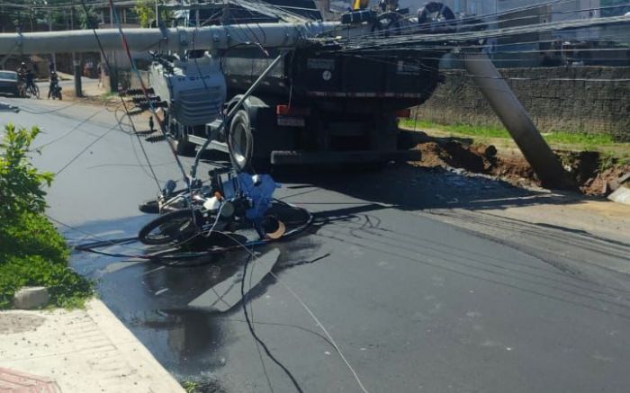 Incidente deixou a rua José Cesário Pereira bloqueada por mais de oito horas (Foto: Divulgação/BC Trânsito)