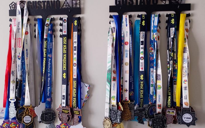 Recordista nacional no Skewb, Gustavo Mendes Vidal leva o nome de Itajaí a competições de destaque e inspira outros estudante Foto: Divulgação)