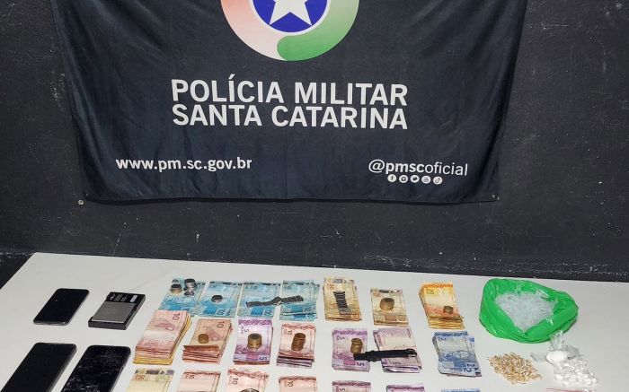 Dupla de traficantes foi presa com mais de R$ 8 mil em dinheiro e drogas no bairro Cidade Nova (Foto: Divulgação/BPMI)