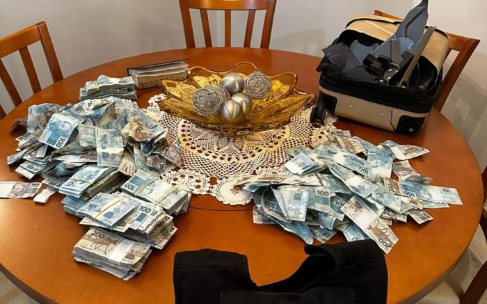 Polícia Federal apreendeu notas de R$ 100, carros de luxo e celulares