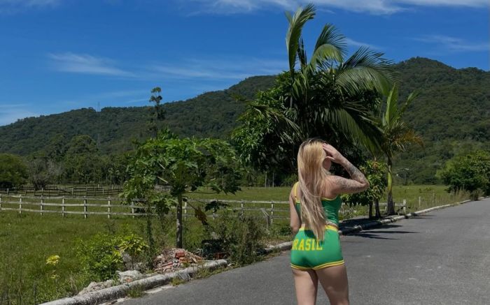 B. filmou com shortinho e top em frente ao complexo penitenciário