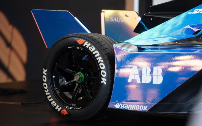 Estudantes desenvolvem carro de corrida elétrico com carregamento