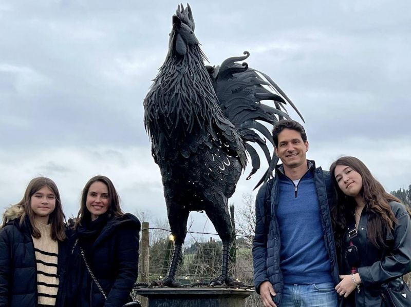 Na foto estão Ana Leticia Jakobi Torres e Daniel Torres com as filhas Sofia e Mariana. O clique foi feito durante passagem da família pela região da Toscana, na Itália