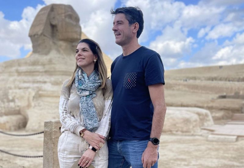 O casal Juliana Petrati e Evandro Dario, de Balneário Camboriú, em uma incursão cheia de história pelas pirâmides do Egito