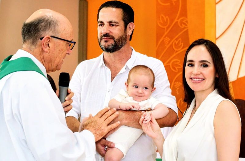 Registramos o batismo do pequeno Leonardo, de cinco meses, filho do empresário CLAUDIR MACIEL e de DESIREE WAGNER MACIEL, ocorrido na igreja São Sebastião, em Balneário Camboriú