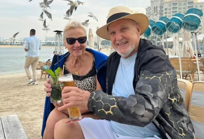 Em clima de muita alegria, o querido casal MARIA HELENA e CLÁUDIO DALVESCO, em Breeze, Dubai, nos Emirados Árabes Unidos, onde curtem férias.