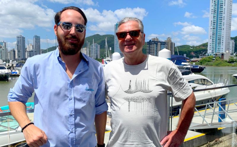 No clique, CARLOS GAYOSO DE OLIVEIRA, diretor da Marina Itajaí, e o artista JOÃO WENCESLAU.