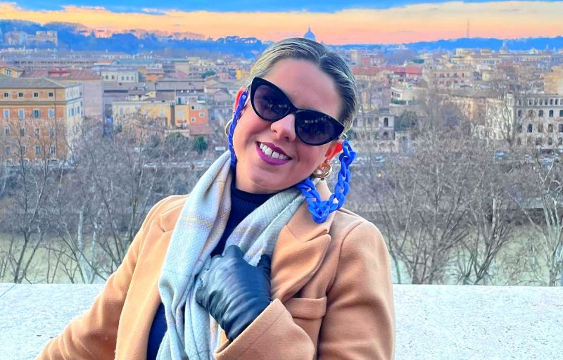 A querida CRISLAINE CIOLI MENDONÇA, de Itapema, fugiu do calor do nosso litoral e foi curtir as merecidas férias no friozinho de Roma, na Itália. 