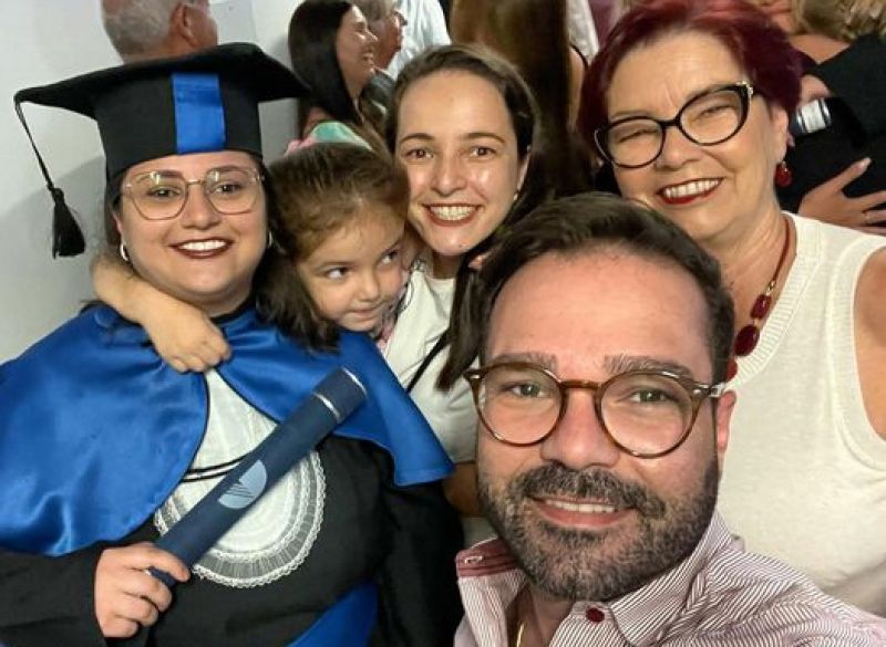 Andreia Martins, junto com a família, comemorou sua formatura em Comex pela Univali. Parabéns!!!