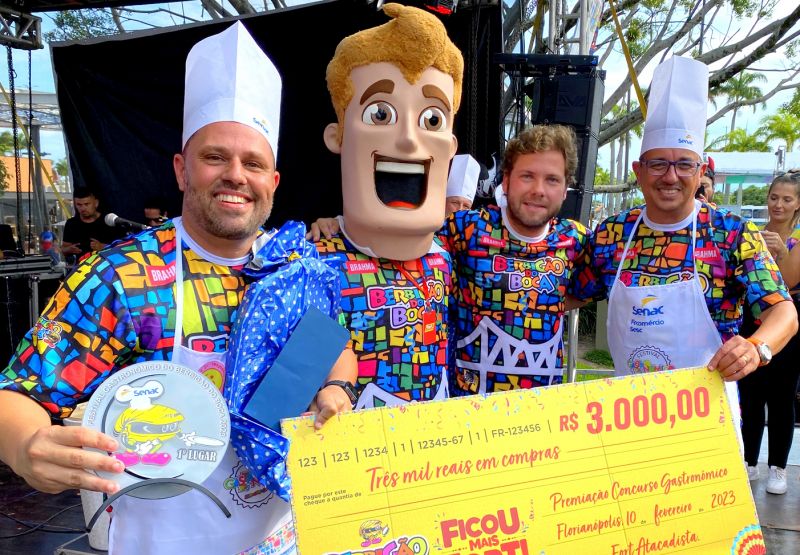 LUCAS PEREIRA (centro, à direita), da direção do Fort Atacadista, entregando o prêmio aos vencedores do concurso gastronômico do Berbigão do Boca, a dupla MÁRCIO ALVES e RAFAEL DACICA