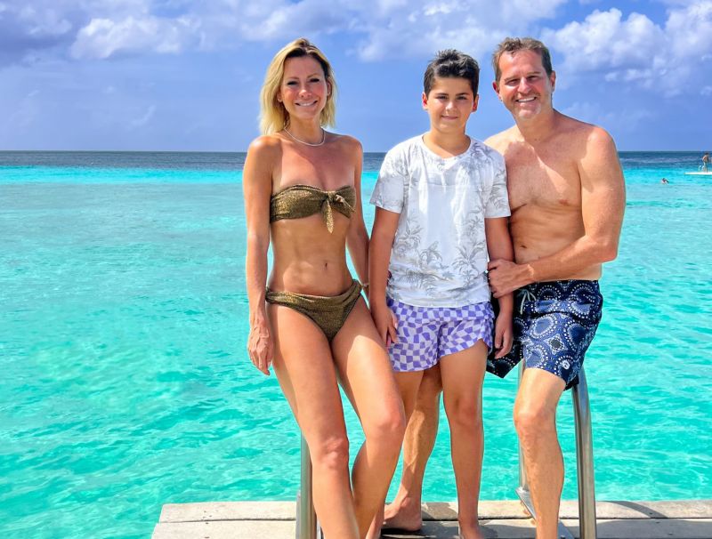 MÔNICA SALGADO escolheu a Ilha de Curaçao para curtir as férias em família. A influenciadora viajou acompanhada do esposo AFONSO NIGRO e do filho BERNARDO NIGRO