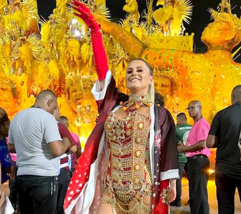 A empresária JOICE SPENGLER, de Balneário Camboriú, realizou um antigo sonho: desfilar na Marquês de Sapucaí