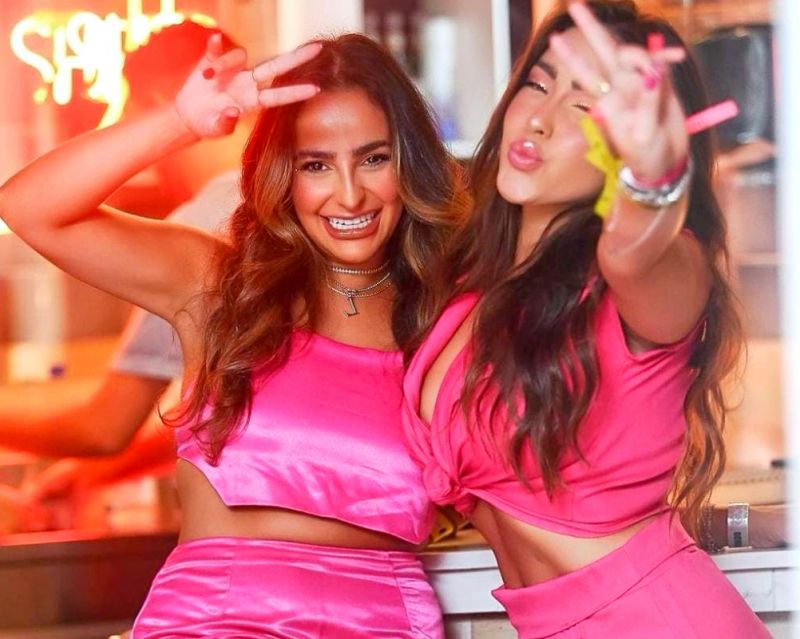 A influencer ISADORA MONTEIRO e a amiga LARISSA LUNARDI curtiram um Carnaval sertanejo na Shed Club, em Balneário Camboriú