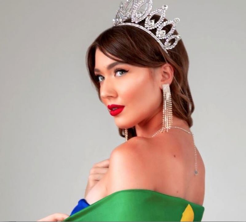 A representante da região Costa Verde Mar ao Miss Brasil CNB 2023, SARAH LEMONIE, formou-se no último final de semana. A Miss é Técnica em Interpretação e Tradução de Libras, fala inglês, francês, espanhol e adora literatura brasileira. A representante ao título máximo de beleza comprova que, além da beleza, é extremamente inteligente e comprometida com projetos sociais. O projeto que Sarah abraçou desde o concurso estadual é o Projeto Alimentar, que levou o troféu de Melhor Projeto Social do concurso Estadual e que atende pessoas em situação de vulnerabilidade social e em situação de rua. Sarah é presidente e autora do Projeto Alimentar e promete levar o projeto ao concurso nacional como forma de garantir os direitos das pessoas invisíveis na sociedade. 