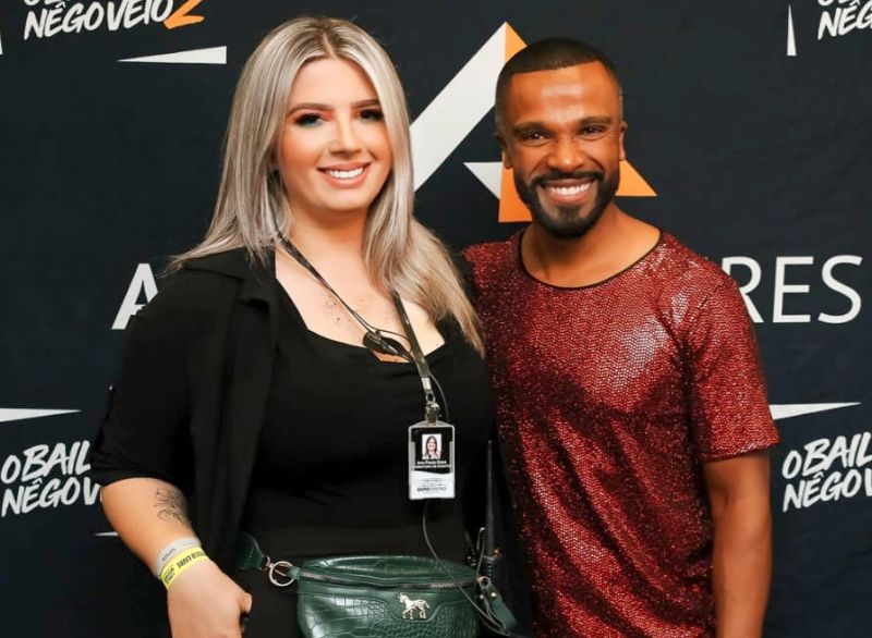 ANA PAULA GOSS, que aniversariou durante o Carnaval, com o cantor ALEXANDRE PIRES. Ana é a produtora de eventos autorais do Expocentro Júlio Tedesco e cuidou do Baile do Nego Veio, sucesso de público.  