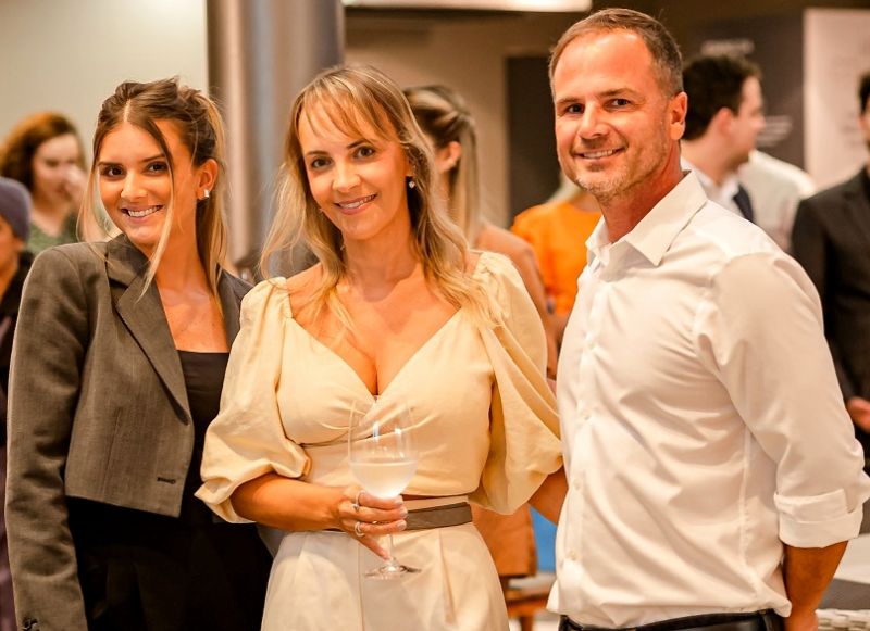 A influencer com os anfitriões da noite, o casal de empresários RAFAEL NOWASCKY e ANA LÚCIA PICOLOTO, da Todeschini Praia Brava