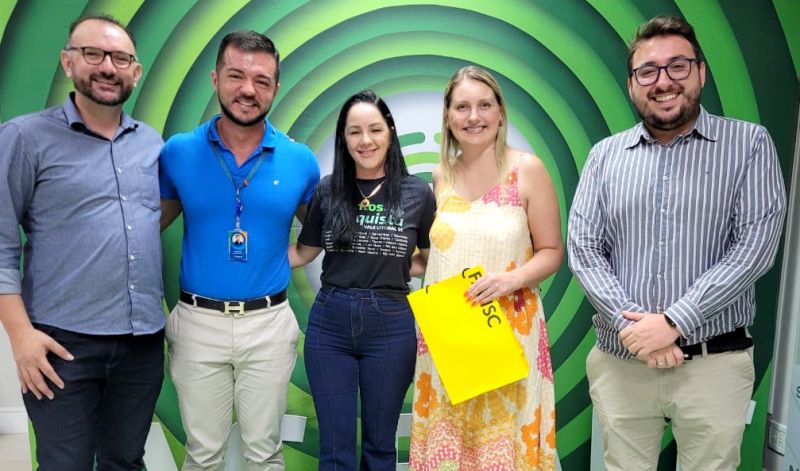 Pensando nos empreendedores das cidades de Balneário Camboriú e Camboriú, a presidente da Associação Empresarial (Acibalc), KATIA TONIOTI, apresentou na terça-feira uma linha de crédito em parceria com as cooperativas Sicredi e Credifoz. O programa é exclusivo para os associados. No clique, ROBERTO VENERI (Sicredi), FERNANDO BENASSI (Credifoz), KARLA FRACARI (Sicredi), KATIA e DEINYFFER MARANGONI (Facisc).