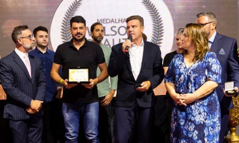 O super clube Greenvalley, eleito várias vezes o melhor do mundo e que fica no bairro Rio Pequeno, em Camboriú, foi um dos homenageados. Além de enfrentar a pandemia da Covid, que afetou principalmente o ramo de entretenimento, o empreendimento foi destruído pelo ciclone bomba que atingiu a cidade em 2020, mas se reergueu e voltou com tudo. A medalha foi recebida pelo sócio administrador EDUARDO PHILLIPS.