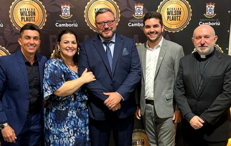 Ainda na entrega da medalha, este jornalista com a primeira dama CLEDIANE KUHNEN, o prefeito ELCIO ROGÉRIO KUHNEN, vereador MARLON BORSATTO e o padre MARCIO VIGNOLI, pároco da cidade de Camboriú, que completa em maio 25 anos de sacerdócio.