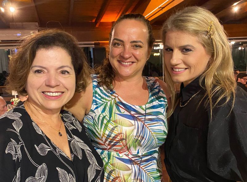 REGINALVA MUREB, presidente da Águas de Camboriú, RAQUEL HELMN, diretora de projetos sociais da Águas de Camboriú e a jornalista FABY SMANIA, também prestigiaram a entrega das medalhas. 