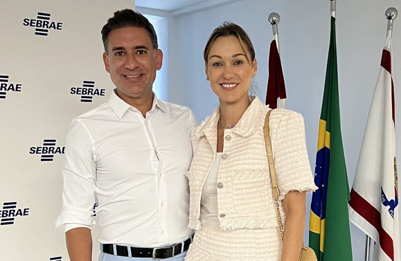 LUISA CASER, farmacêutica esteta especialista em harmonização facial, foi prestigiar o noivo, o advogado CARLOS TAPIAS, especialista em Direito Empresarial, em palestra ministrada durante o evento “Club Law Floripa”, com apoio do SEBRAE e tendo como inspiração o formato TED Talks, na última sexta-feira (31), em Florianópolis. 