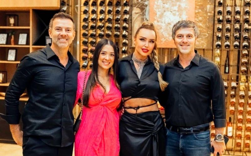 O casal EVANDRO DALMOLIN e FERNANDA BARCELLOS com a empresária catarinense TATJANA CERATTI e ROBERTO DE CARVALHO, na inauguração do Bravíssimo Concept, na Praia Brava, em Itajaí. O novo point para vinhos e cafés, além de pratos variados, estreou na semana passada no Hilton Inn e é comandado pela Tati, que atualmente reside em São Paulo