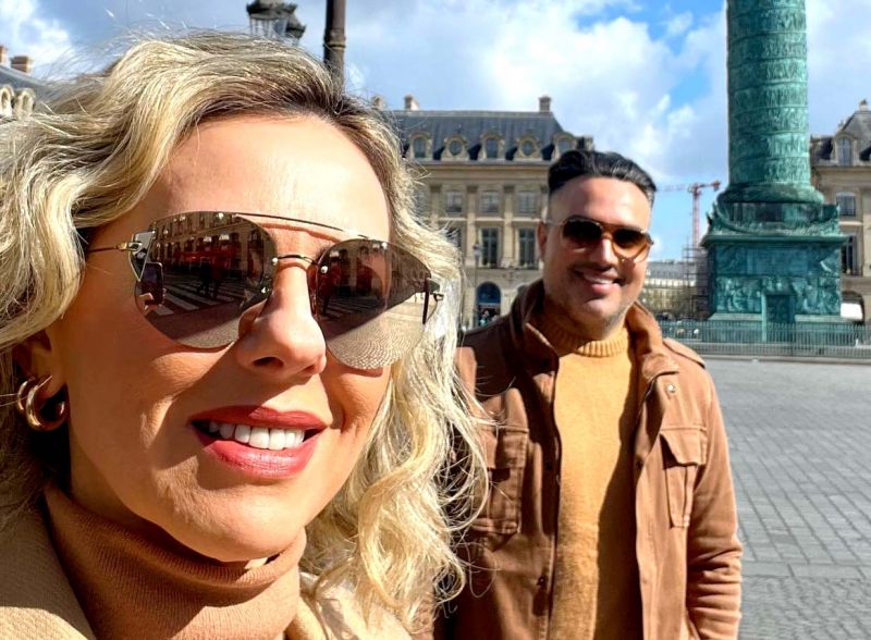 Curtindo uma temporada de férias na “cidade das luzes”, os arquitetos ANA CLAUDIA GUERRA e PHILLIPPE SIARCOS. De museus de renome mundial, galerias de arte e universidades, passando pelo seu centro financeiro, sua referência mundial na moda e seu histórico de charme e bom gosto, Paris é simplesmente um dos lugares mais incríveis do mundo