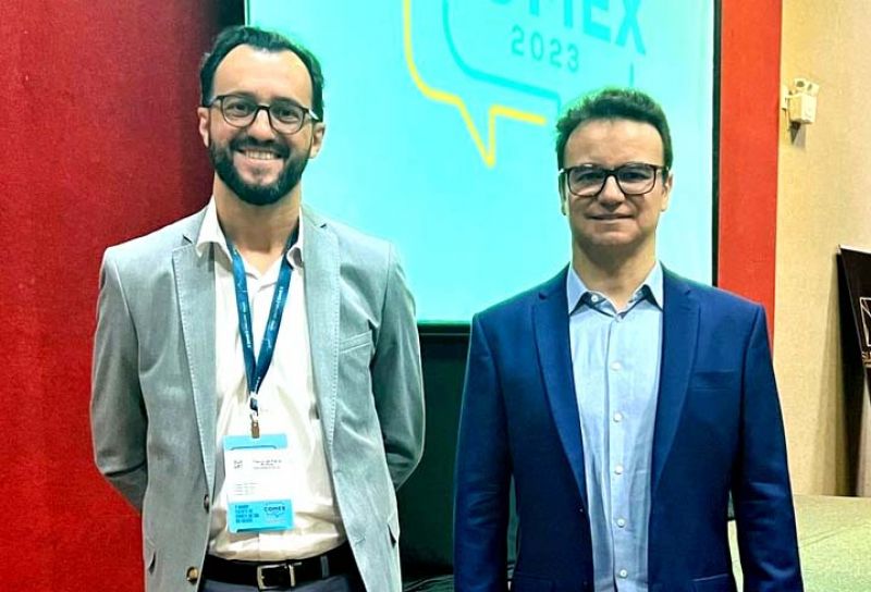 Especialista em direito tributário e aduaneiro, o escritório de direito Sales Vieira estreou como palestrante no Meeting Comex, evento que aconteceu em Joinville nessa semana. Com o tema: “Soluções Tributárias e reflexos no Comex da recente decisão do STF sobre coisa julgada”, o evento superou as expectativas. Na foto, FLÁVIO DE FARIA RUFINO, diretor operacional e comercial da Ascensus, e dr. NILTON ANDRÉ SALES VIEIRA, sócio do Sales Vieira e palestrante no evento. Há 16 anos atuando na região, o escritório atende atualmente no Absolute Business, centro de Itajaí