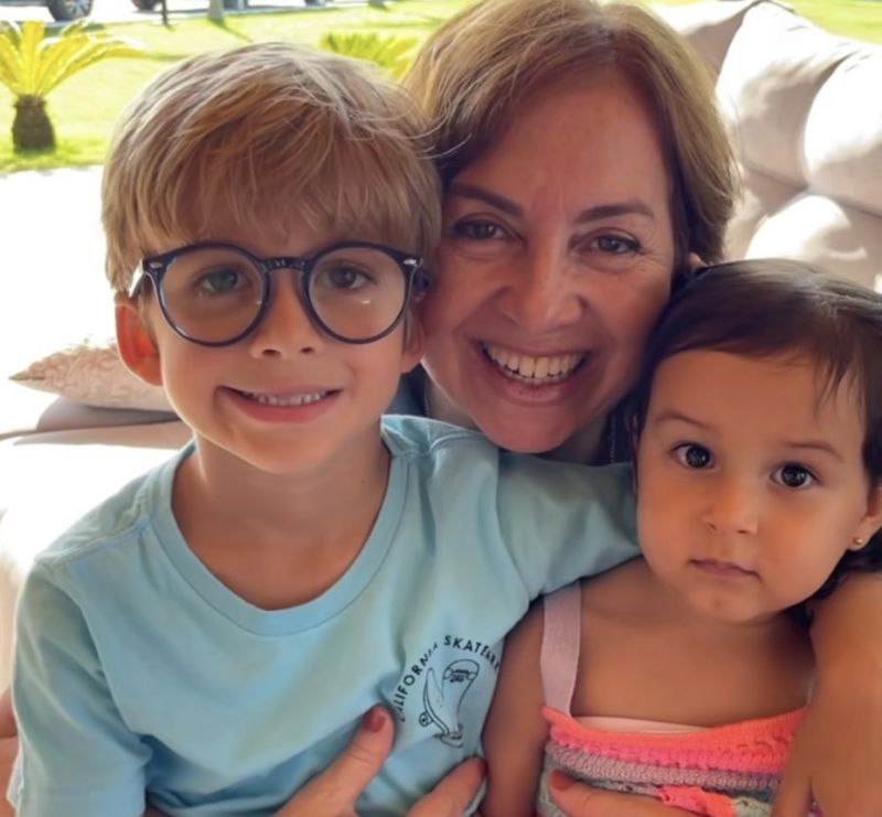 A feliz vovó  Nausicaa Morastoni bem abraçadinha com os  netos, Benjamin e Maria Antônia. Bem que ela faz!