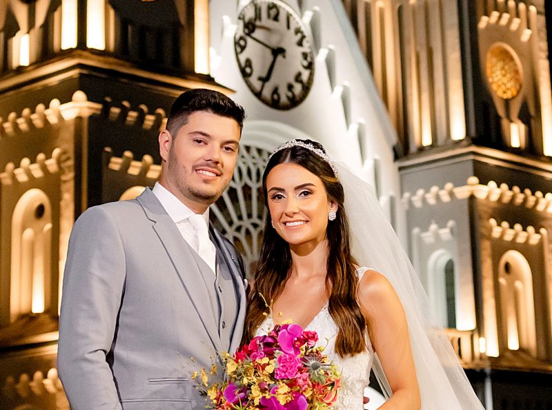 DAIANY SILVA e PAULO TOMIO selaram seu amor no último sábado (22). Em cerimônia realizada na Igreja Matriz do Santíssimo Sacramento e animada recepção no Clube Itamirim, os noivos reuniram amigos e familiares para brindar o momento. Em seguida, o casal seguiu para Nova York, nos Estados Unidos, onde curtem a lua de mel. Sejam muito felizes!
