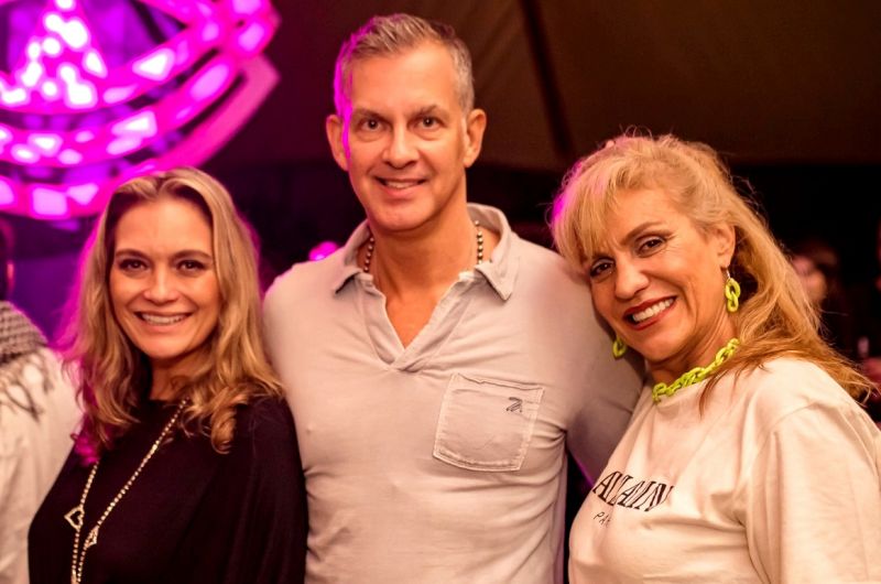 O Festival Youniverse, que aconteceu no final de semana no Surreal Park, reuniu uma galera descolada, que curte boa música eletrônica. Grandes nomes da cena mundial passaram pela casa, nas três noites de festa. No clique, o multimídia PEDRO HERING, com CRISTINHA DE VINCENZI e SABRINA SBRUZZI.