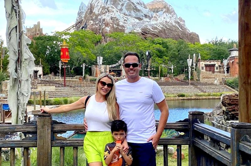 O empresário TIAGO MACHADO, a esposa LAI LAZARATTO e o pequeno VICENTE, estão do Walt Disney World, em Orlando, na Flórida, onde curtem uma temporada de férias. Além de comandar a Báscara Construtora, Tiago comanda também o Club M Brasil, que reúne empresários focados em gerar novas oportunidades de negócios, através do relacionamento network.