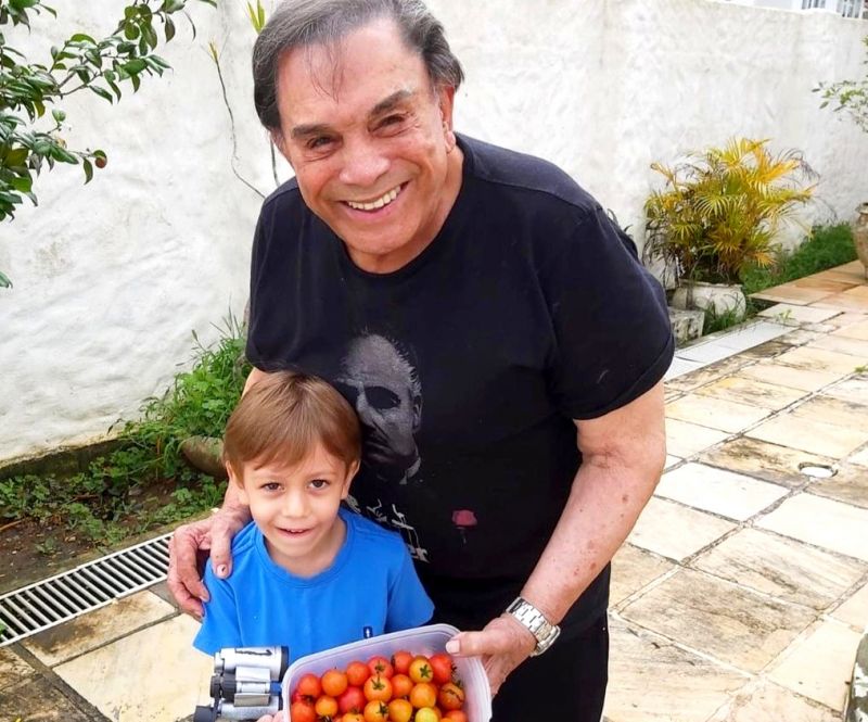 O aniversariante da semana, DEDÉ SANTANA, que troca de idade neste sábado (29), com o neto HENRIQUE. Ao colocar sua casa à venda, no bairro Cabeçudas, muito comentou-se que o ex-trapalhão havia saído de Itajaí, mas ele continua residindo por aqui. Nossos votos de saúde e muitas felicidades.