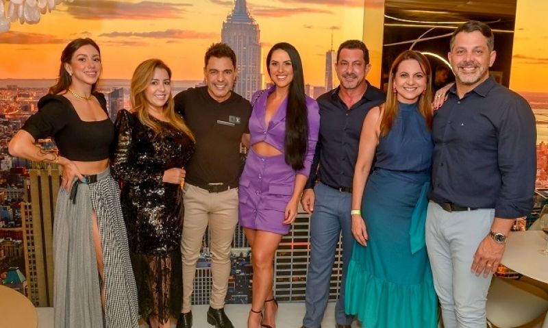 O Edifício New York, da Santana Construtora, em Itapema, é palco da Mostra Decorare. O evento apresenta todas as novidades e tendências de arquitetura, decoração, design e paisagismo, além de trazer um apelo histórico e cultural da região. A mostra iniciou no último dia 27 de abril e segue até 04 de junho. Na noite desta quinta-feira (4), um jantar intimista reuniu cerca de 50 convidados. No clique, THAY SANTANA, TELMA SANTANA, ZEZÉ DI CAMARGO, GRACIELE LACERDA, ODAIL SANTANA, NILZA SIMAS e CRISTIANO CARNIEL  (foto: Carlos Alberto Alves)