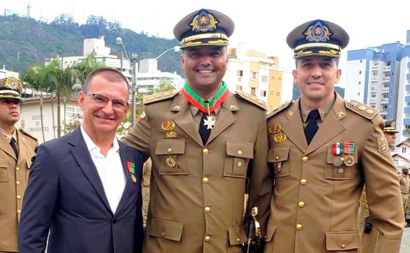  Na última semana, o presidente do Sindilojas Itajaí, BENTO FERRARI, recebeu a medalha de reconhecimento e mérito ao “ Amigo da Polícia Militar”. Bento faz parte da Associação da Polícia Militar de Itajaí, atuando muito em prol do fortalecimento da segurança na região. A premiação aconteceu durante a cerimônia dos 188 anos da PMSC, em Florianópolis. No clique para a coluna, BENTO com o coronel JEFFERSON SCHMITD e o tenente-coronel CIRO ADRIANO (foto: Luana Lenke)