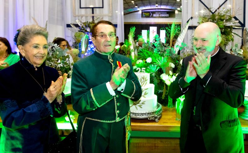 Em cerimônia muito prestigiada no ginásio de esportes Irineu Bornhausen, na noite de terça-feira (16), o Padre MARCIO ALEXANDRE VIGNOLI, pároco de Camboriú e fundador da Comunidade Católica Divino Oleiro, comemorou seu Jubileu de Prata Sacerdotal. No clique, com seus padrinhos ANGELINO ROSA e WALECY ROSA. (foto: divulgação)