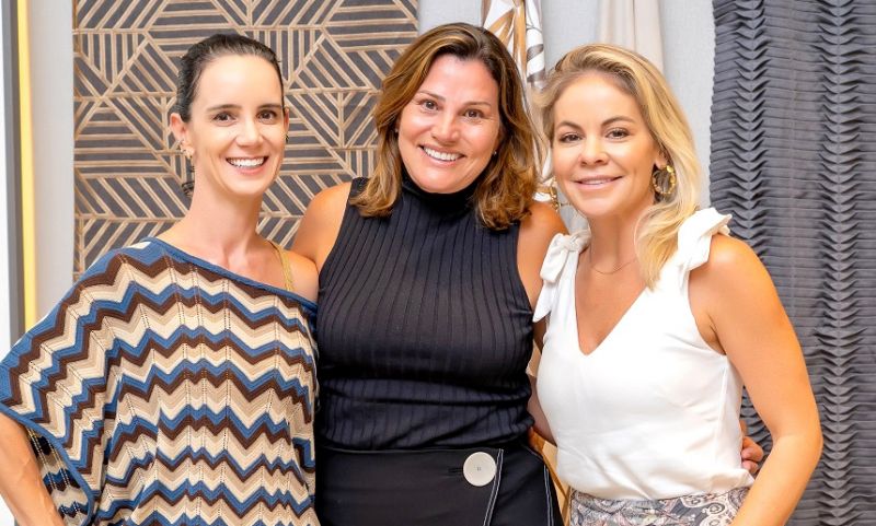  IVY LEDUC, MARIANA SPENGLER e ELIEGE LONGENUM, em recente jantar inusitado, que agitou o Casahall Design District. Quinze arquitetos convidados foram vendados e experimentaram uma forma diferente de degustar os pratos oferecidos pelo Chef Juliano Fleck (foto: divulgação)