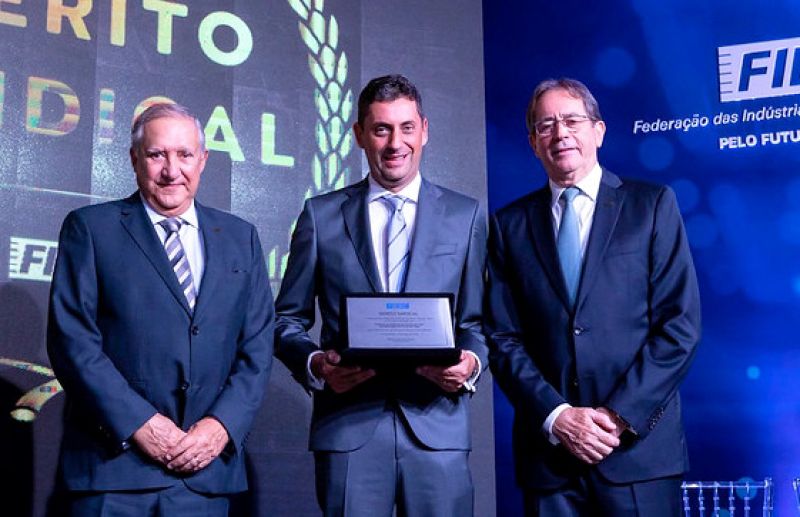 A Federação das Indústrias do Estado de Santa Catarina (FIESC) realizou, na última sexta-feira (19), a entrega da Ordem do Mérito Industrial e do Mérito Sindical. De Itajaí foi homenageado o Sindicato da Indústria da Construção Civil dos Municípios da Foz do Rio Itajaí (Sinduscon), pelos seus 30 anos de filiação à FIESC. O Sindicato foi representado pelo presidente da entidade, FÁBIO INTHURN (centro). A honraria foi entregue pelo presidente da FIESC, MÁRIO CEZAR DE AGUIAR, e pelo vice-presidente regional da FIESC na Foz do Rio Itajaí, MAURÍCIO CESAR PEREIRA  (foto: Fernando Willadino)