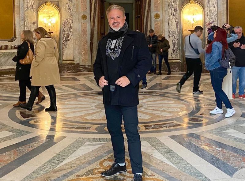 O amigo ARIEL FABIAN CANELLO também curte uma temporada de férias. Está na capital argentina, a charmosa Buenos Aires. Na foto, no Palácio da Paz, atual sede do Círculo Militar. (foto: divulgação)