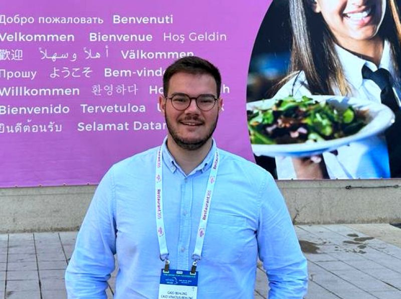 Antenado com as tendências mundiais da gastronomia e das bebidas, o empresário CAIO BEHLING, dono do Cristofori Piano Bar, no Bravamall, na Praia Brava em Itajaí, esteve recentemente em Chicago onde participou do maior evento do setor no mundo, o National Restaurant Association Show 2023, e promete trazer novidades para o Brasil. O evento contou com mais de 2 mil expositores e um público superior a 60 mil pessoas de mais de 100 países.  (foto: divulgação)