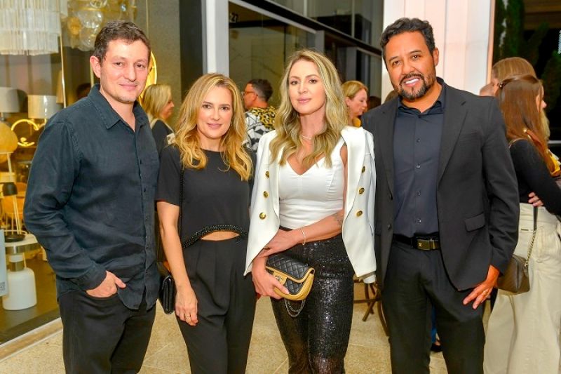 Em recente agito social na nossa Maravilha do Atlântico, os diretores do Casahall, EDUARDO DELLATORRE SCHWARZ e ELIZABETH BRANDT SCHWARZ, com o casal LINDA CRIS e KAKA BORGES (foto: Carlos Alberto Alves)