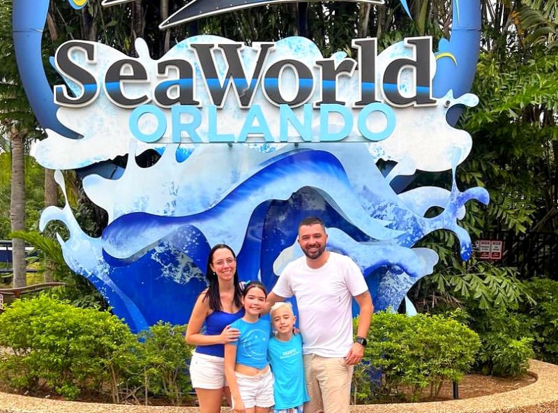 O empresário ARTEMIO JUNIOR e a esposa TATIANA JANNING curtem férias em Orlando, ao lado dos filhos LIANA e MATHEUS. No roteiro, claro que não poderia faltar, o SeaWorld e a Walt Disney (foto: Divulgação)