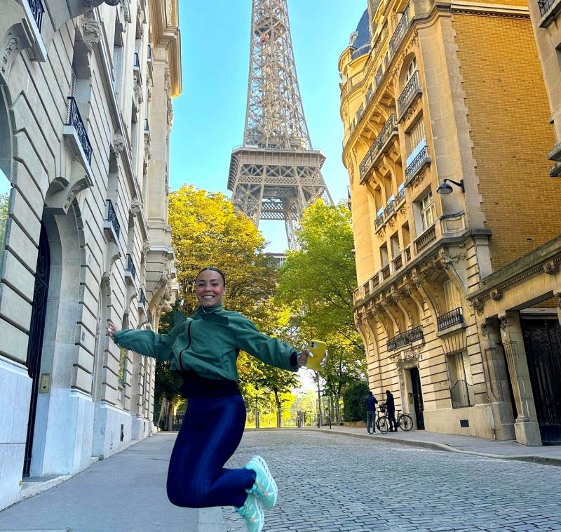 A analista de Marketing RAFAELLA BRUNETTI curte uma temporada de férias na Europa. Faceira, posa ao lado da Torre Eiffel, em Paris.  (foto: redes sociais)