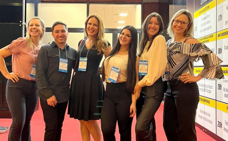 A equipe da Rotas Comunicação representou muito bem a mídia catarinense em São Paulo, onde foi a assessoria de imprensa oficial do maior evento náutico da América Latina, o São Paulo Boat Show. No clique, ELAINE, MATHEUS, LARISSA, ESTEFÂNIA, BIANCA e STÉPHANIE.  (foto: divulgação)