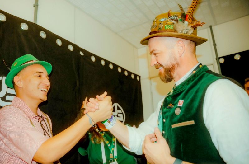 RAFAEL ALMEIDA e o cantor JOÃO GOMES, no espaço mais disputado da Oktoberfest 2023, o Camarote Spaten. O espaço, além de sofisticado, tem surpreendido com uma programação de shows exclusivos.  (foto: divulgação)
